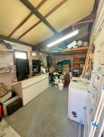 Vous cherchez une maison clé en main, au calme, où il y fait bon vivre dès le premier jour ?

Cette charmante maison familiale de plain-pied située au sein d'une résidence paisible , pourrait bien être celle que vous attendiez.

Dès l'entrée, le coup de cœur opère :

Une superbe pièce de vie de 45 m2 baignée de lumière, et  sa cuisine ouverte pensée pour des moments de convivialité et de partage. Véritable atout supplémentaire : une véranda /terrasse couverte de 15 m2 prolonge harmonieusement la maison et crée un espace de vie supplémentaire agréable en toute saison . 

L'espace nuit se compose de trois chambres avec une salle d'eau et un WC indépendant pour plus de praticité ;

Les + :
. Un Confort assuré en toute saison grâce à la climatisation ;
. Plusieurs stationnements possibles ;
. Un garage servant d'atelier et sa buanderie pouvant potentiellement être transformé.
. Aucun vis à vis ;
. Un Environnement calme et verdoyant ;
. Maison non mitoyenne
. A Proximité des commodités et axes autoroutiers.

Un bien rare sur le secteur, idéal pour les familles ou pour ceux qui souhaitent vivre de plain-pied dans un cadre serein.

N'hésitez pas à nous solliciter. Disponible 7 jours / 7