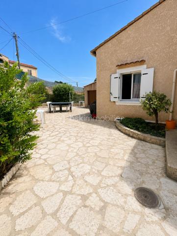 Vous cherchez une maison clé en main, au calme, où il y fait bon vivre dès le premier jour ?

Cette charmante maison familiale de plain-pied située au sein d'une résidence paisible , pourrait bien être celle que vous attendiez.

Dès l'entrée, le coup de cœur opère :

Une superbe pièce de vie de 45 m2 baignée de lumière, et  sa cuisine ouverte pensée pour des moments de convivialité et de partage. Véritable atout supplémentaire : une véranda /terrasse couverte de 15 m2 prolonge harmonieusement la maison et crée un espace de vie supplémentaire agréable en toute saison . 

L'espace nuit se compose de trois chambres avec une salle d'eau et un WC indépendant pour plus de praticité ;

Les + :
. Un Confort assuré en toute saison grâce à la climatisation ;
. Plusieurs stationnements possibles ;
. Un garage servant d'atelier et sa buanderie pouvant potentiellement être transformé.
. Aucun vis à vis ;
. Un Environnement calme et verdoyant ;
. Maison non mitoyenne
. A Proximité des commodités et axes autoroutiers.

Un bien rare sur le secteur, idéal pour les familles ou pour ceux qui souhaitent vivre de plain-pied dans un cadre serein.

N'hésitez pas à nous solliciter. Disponible 7 jours / 7