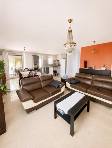 Vous cherchez une maison clé en main, au calme, où il y fait bon vivre dès le premier jour ?

Cette charmante maison familiale de plain-pied située au sein d'une résidence paisible , pourrait bien être celle que vous attendiez.

Dès l'entrée, le coup de cœur opère :

Une superbe pièce de vie de 45 m2 baignée de lumière, et  sa cuisine ouverte pensée pour des moments de convivialité et de partage. Véritable atout supplémentaire : une véranda /terrasse couverte de 15 m2 prolonge harmonieusement la maison et crée un espace de vie supplémentaire agréable en toute saison . 

L'espace nuit se compose de trois chambres avec une salle d'eau et un WC indépendant pour plus de praticité ;

Les + :
. Un Confort assuré en toute saison grâce à la climatisation ;
. Plusieurs stationnements possibles ;
. Un garage servant d'atelier et sa buanderie pouvant potentiellement être transformé.
. Aucun vis à vis ;
. Un Environnement calme et verdoyant ;
. Maison non mitoyenne
. A Proximité des commodités et axes autoroutiers.

Un bien rare sur le secteur, idéal pour les familles ou pour ceux qui souhaitent vivre de plain-pied dans un cadre serein.

N'hésitez pas à nous solliciter. Disponible 7 jours / 7