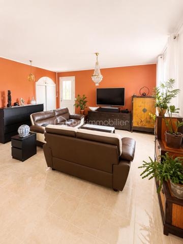 Vous cherchez une maison clé en main, au calme, où il y fait bon vivre dès le premier jour ?

Cette charmante maison familiale de plain-pied située au sein d'une résidence paisible , pourrait bien être celle que vous attendiez.

Dès l'entrée, le coup de cœur opère :

Une superbe pièce de vie de 45 m2 baignée de lumière, et  sa cuisine ouverte pensée pour des moments de convivialité et de partage. Véritable atout supplémentaire : une véranda /terrasse couverte de 15 m2 prolonge harmonieusement la maison et crée un espace de vie supplémentaire agréable en toute saison . 

L'espace nuit se compose de trois chambres avec une salle d'eau et un WC indépendant pour plus de praticité ;

Les + :
. Un Confort assuré en toute saison grâce à la climatisation ;
. Plusieurs stationnements possibles ;
. Un garage servant d'atelier et sa buanderie pouvant potentiellement être transformé.
. Aucun vis à vis ;
. Un Environnement calme et verdoyant ;
. Maison non mitoyenne
. A Proximité des commodités et axes autoroutiers.

Un bien rare sur le secteur, idéal pour les familles ou pour ceux qui souhaitent vivre de plain-pied dans un cadre serein.

N'hésitez pas à nous solliciter. Disponible 7 jours / 7