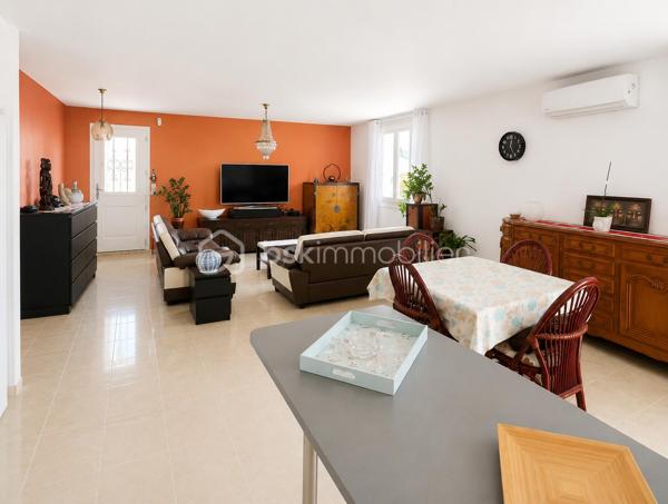 Vous cherchez une maison clé en main, au calme, où il y fait bon vivre dès le premier jour ?

Cette charmante maison familiale de plain-pied située au sein d'une résidence paisible , pourrait bien être celle que vous attendiez.

Dès l'entrée, le coup de cœur opère :

Une superbe pièce de vie de 45 m2 baignée de lumière, et  sa cuisine ouverte pensée pour des moments de convivialité et de partage. Véritable atout supplémentaire : une véranda /terrasse couverte de 15 m2 prolonge harmonieusement la maison et crée un espace de vie supplémentaire agréable en toute saison . 

L'espace nuit se compose de trois chambres avec une salle d'eau et un WC indépendant pour plus de praticité ;

Les + :
. Un Confort assuré en toute saison grâce à la climatisation ;
. Plusieurs stationnements possibles ;
. Un garage servant d'atelier et sa buanderie pouvant potentiellement être transformé.
. Aucun vis à vis ;
. Un Environnement calme et verdoyant ;
. Maison non mitoyenne
. A Proximité des commodités et axes autoroutiers.

Un bien rare sur le secteur, idéal pour les familles ou pour ceux qui souhaitent vivre de plain-pied dans un cadre serein.

N'hésitez pas à nous solliciter. Disponible 7 jours / 7