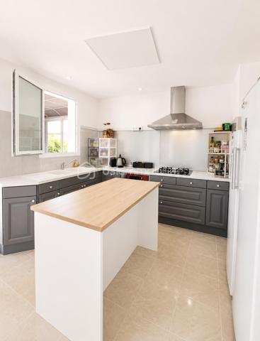 Vous cherchez une maison clé en main, au calme, où il y fait bon vivre dès le premier jour ?

Cette charmante maison familiale de plain-pied située au sein d'une résidence paisible , pourrait bien être celle que vous attendiez.

Dès l'entrée, le coup de cœur opère :

Une superbe pièce de vie de 45 m2 baignée de lumière, et  sa cuisine ouverte pensée pour des moments de convivialité et de partage. Véritable atout supplémentaire : une véranda /terrasse couverte de 15 m2 prolonge harmonieusement la maison et crée un espace de vie supplémentaire agréable en toute saison . 

L'espace nuit se compose de trois chambres avec une salle d'eau et un WC indépendant pour plus de praticité ;

Les + :
. Un Confort assuré en toute saison grâce à la climatisation ;
. Plusieurs stationnements possibles ;
. Un garage servant d'atelier et sa buanderie pouvant potentiellement être transformé.
. Aucun vis à vis ;
. Un Environnement calme et verdoyant ;
. Maison non mitoyenne
. A Proximité des commodités et axes autoroutiers.

Un bien rare sur le secteur, idéal pour les familles ou pour ceux qui souhaitent vivre de plain-pied dans un cadre serein.

N'hésitez pas à nous solliciter. Disponible 7 jours / 7