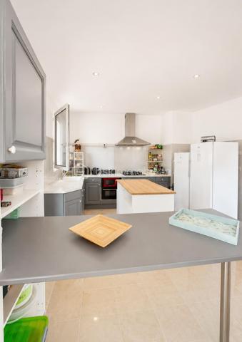 Vous cherchez une maison clé en main, au calme, où il y fait bon vivre dès le premier jour ?

Cette charmante maison familiale de plain-pied située au sein d'une résidence paisible , pourrait bien être celle que vous attendiez.

Dès l'entrée, le coup de cœur opère :

Une superbe pièce de vie de 45 m2 baignée de lumière, et  sa cuisine ouverte pensée pour des moments de convivialité et de partage. Véritable atout supplémentaire : une véranda /terrasse couverte de 15 m2 prolonge harmonieusement la maison et crée un espace de vie supplémentaire agréable en toute saison . 

L'espace nuit se compose de trois chambres avec une salle d'eau et un WC indépendant pour plus de praticité ;

Les + :
. Un Confort assuré en toute saison grâce à la climatisation ;
. Plusieurs stationnements possibles ;
. Un garage servant d'atelier et sa buanderie pouvant potentiellement être transformé.
. Aucun vis à vis ;
. Un Environnement calme et verdoyant ;
. Maison non mitoyenne
. A Proximité des commodités et axes autoroutiers.

Un bien rare sur le secteur, idéal pour les familles ou pour ceux qui souhaitent vivre de plain-pied dans un cadre serein.

N'hésitez pas à nous solliciter. Disponible 7 jours / 7