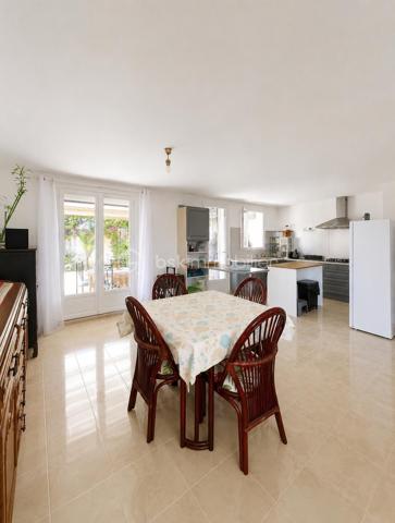 Vous cherchez une maison clé en main, au calme, où il y fait bon vivre dès le premier jour ?

Cette charmante maison familiale de plain-pied située au sein d'une résidence paisible , pourrait bien être celle que vous attendiez.

Dès l'entrée, le coup de cœur opère :

Une superbe pièce de vie de 45 m2 baignée de lumière, et  sa cuisine ouverte pensée pour des moments de convivialité et de partage. Véritable atout supplémentaire : une véranda /terrasse couverte de 15 m2 prolonge harmonieusement la maison et crée un espace de vie supplémentaire agréable en toute saison . 

L'espace nuit se compose de trois chambres avec une salle d'eau et un WC indépendant pour plus de praticité ;

Les + :
. Un Confort assuré en toute saison grâce à la climatisation ;
. Plusieurs stationnements possibles ;
. Un garage servant d'atelier et sa buanderie pouvant potentiellement être transformé.
. Aucun vis à vis ;
. Un Environnement calme et verdoyant ;
. Maison non mitoyenne
. A Proximité des commodités et axes autoroutiers.

Un bien rare sur le secteur, idéal pour les familles ou pour ceux qui souhaitent vivre de plain-pied dans un cadre serein.

N'hésitez pas à nous solliciter. Disponible 7 jours / 7