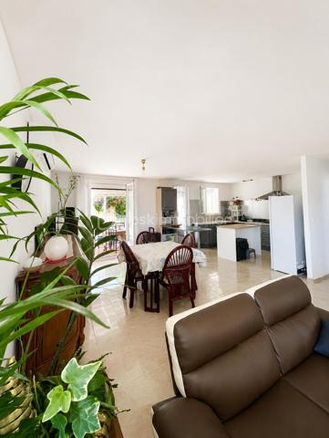 Vous cherchez une maison clé en main, au calme, où il y fait bon vivre dès le premier jour ?

Cette charmante maison familiale de plain-pied située au sein d'une résidence paisible , pourrait bien être celle que vous attendiez.

Dès l'entrée, le coup de cœur opère :

Une superbe pièce de vie de 45 m2 baignée de lumière, et  sa cuisine ouverte pensée pour des moments de convivialité et de partage. Véritable atout supplémentaire : une véranda /terrasse couverte de 15 m2 prolonge harmonieusement la maison et crée un espace de vie supplémentaire agréable en toute saison . 

L'espace nuit se compose de trois chambres avec une salle d'eau et un WC indépendant pour plus de praticité ;

Les + :
. Un Confort assuré en toute saison grâce à la climatisation ;
. Plusieurs stationnements possibles ;
. Un garage servant d'atelier et sa buanderie pouvant potentiellement être transformé.
. Aucun vis à vis ;
. Un Environnement calme et verdoyant ;
. Maison non mitoyenne
. A Proximité des commodités et axes autoroutiers.

Un bien rare sur le secteur, idéal pour les familles ou pour ceux qui souhaitent vivre de plain-pied dans un cadre serein.

N'hésitez pas à nous solliciter. Disponible 7 jours / 7