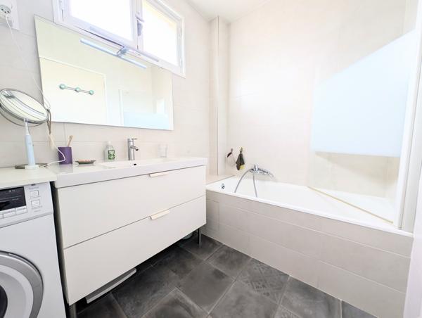 Appartement
         3 pièces
        - 63 m² Exclusivité 305 000 € *
