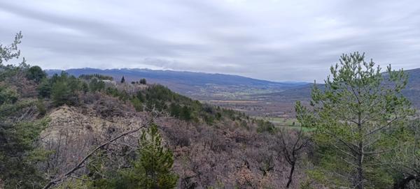 Corps de ferme avec source naturelle et 2,6 ha de terrain – Limans