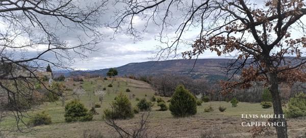 Corps de ferme avec source naturelle et 2,6 ha de terrain – Limans