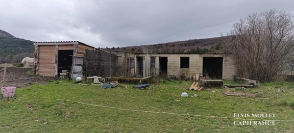 Corps de ferme avec source naturelle et 2,6 ha de terrain – Limans