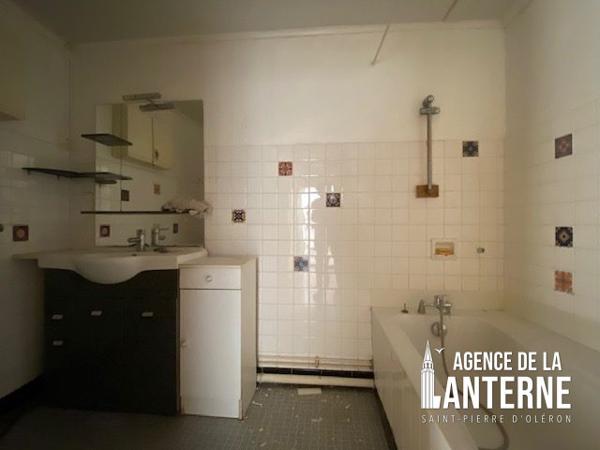 SAINT-PIERRE D'OLERON (CÔTE EST) - DEUX MAISONS DE 84 M² et 63 M² - TERRAIN DE 2625 M²