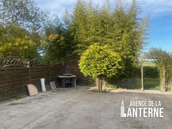 SAINT-PIERRE D'OLERON (CÔTE EST) - DEUX MAISONS DE 84 M² et 63 M² - TERRAIN DE 2625 M²