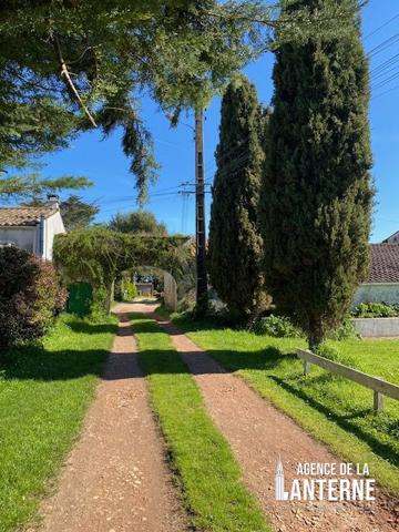 SAINT-PIERRE D'OLERON (CÔTE EST) - DEUX MAISONS DE 84 M² et 63 M² - TERRAIN DE 2625 M²