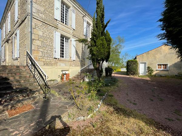 Maison 7 pièce(s) - 4 chambres - Les Velluire sur Vendée
