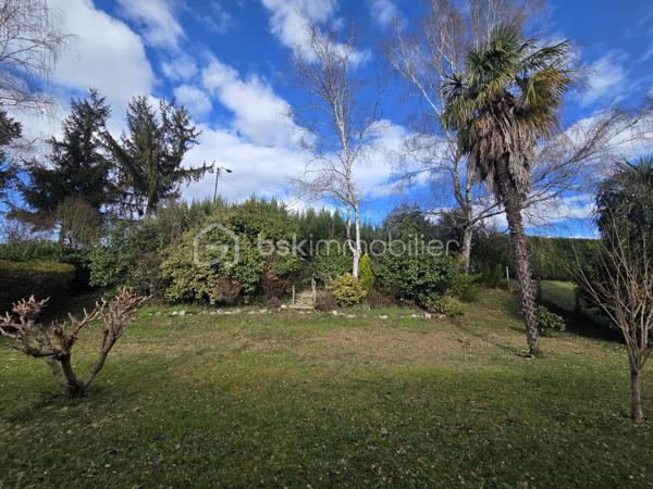 Charmante maison individuelle de 139m², située sur le haut d'Idron, offrant un cadre de vie idéal pour une famille à la recherche de tranquillité.

Le jardin de 920m², offre un espace extérieur privilégié avec un terrain piscinable.

La maison est composée d'une magnifique véranda de 39m², desservie par le séjour et la cuisine entièrement équipée (séparée).
Vous y trouverez 3 belles chambres spacieuses et lumineuses (placards encastrés), salle de bain et wc séparé.
Cette maison dispose également d'un grand garage attenant, des travaux de rafraichissement sont a prévoir cependant elle est habitable en l'état.

Ce bien est situé dans un environnement calme, tout en restant proche des commodités et des écoles.

A visiter sans tarder !