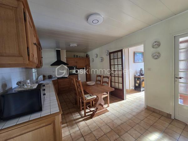 Charmante maison individuelle de 139m², située sur le haut d'Idron, offrant un cadre de vie idéal pour une famille à la recherche de tranquillité.

Le jardin de 920m², offre un espace extérieur privilégié avec un terrain piscinable.

La maison est composée d'une magnifique véranda de 39m², desservie par le séjour et la cuisine entièrement équipée (séparée).
Vous y trouverez 3 belles chambres spacieuses et lumineuses (placards encastrés), salle de bain et wc séparé.
Cette maison dispose également d'un grand garage attenant, des travaux de rafraichissement sont a prévoir cependant elle est habitable en l'état.

Ce bien est situé dans un environnement calme, tout en restant proche des commodités et des écoles.

A visiter sans tarder !