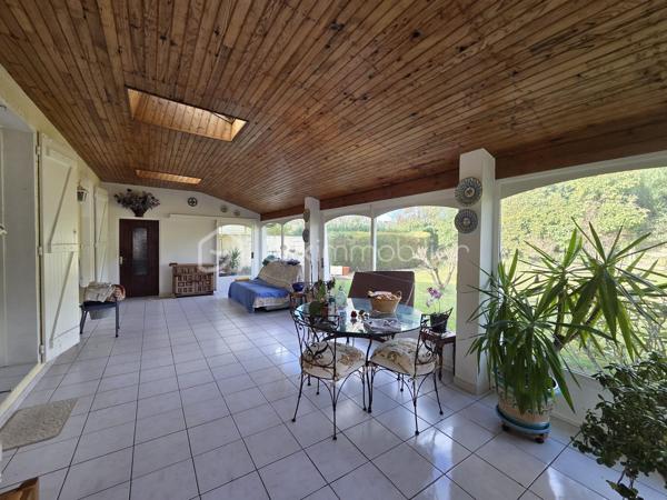 Charmante maison individuelle de 139m², située sur le haut d'Idron, offrant un cadre de vie idéal pour une famille à la recherche de tranquillité.

Le jardin de 920m², offre un espace extérieur privilégié avec un terrain piscinable.

La maison est composée d'une magnifique véranda de 39m², desservie par le séjour et la cuisine entièrement équipée (séparée).
Vous y trouverez 3 belles chambres spacieuses et lumineuses (placards encastrés), salle de bain et wc séparé.
Cette maison dispose également d'un grand garage attenant, des travaux de rafraichissement sont a prévoir cependant elle est habitable en l'état.

Ce bien est situé dans un environnement calme, tout en restant proche des commodités et des écoles.

A visiter sans tarder !