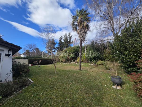 Charmante maison individuelle de 139m², située sur le haut d'Idron, offrant un cadre de vie idéal pour une famille à la recherche de tranquillité.

Le jardin de 920m², offre un espace extérieur privilégié avec un terrain piscinable.

La maison est composée d'une magnifique véranda de 39m², desservie par le séjour et la cuisine entièrement équipée (séparée).
Vous y trouverez 3 belles chambres spacieuses et lumineuses (placards encastrés), salle de bain et wc séparé.
Cette maison dispose également d'un grand garage attenant, des travaux de rafraichissement sont a prévoir cependant elle est habitable en l'état.

Ce bien est situé dans un environnement calme, tout en restant proche des commodités et des écoles.

A visiter sans tarder !