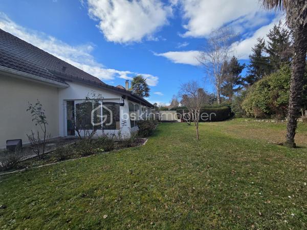 Charmante maison individuelle de 139m², située sur le haut d'Idron, offrant un cadre de vie idéal pour une famille à la recherche de tranquillité.

Le jardin de 920m², offre un espace extérieur privilégié avec un terrain piscinable.

La maison est composée d'une magnifique véranda de 39m², desservie par le séjour et la cuisine entièrement équipée (séparée).
Vous y trouverez 3 belles chambres spacieuses et lumineuses (placards encastrés), salle de bain et wc séparé.
Cette maison dispose également d'un grand garage attenant, des travaux de rafraichissement sont a prévoir cependant elle est habitable en l'état.

Ce bien est situé dans un environnement calme, tout en restant proche des commodités et des écoles.

A visiter sans tarder !
