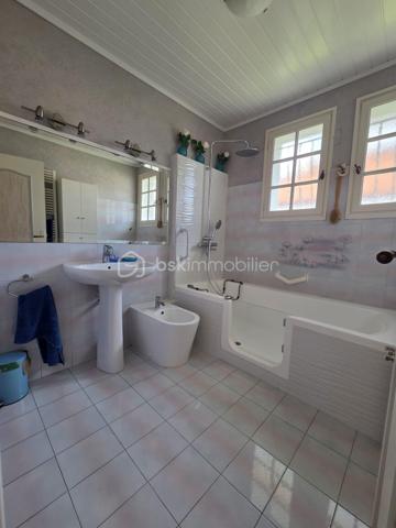 Charmante maison individuelle de 139m², située sur le haut d'Idron, offrant un cadre de vie idéal pour une famille à la recherche de tranquillité.

Le jardin de 920m², offre un espace extérieur privilégié avec un terrain piscinable.

La maison est composée d'une magnifique véranda de 39m², desservie par le séjour et la cuisine entièrement équipée (séparée).
Vous y trouverez 3 belles chambres spacieuses et lumineuses (placards encastrés), salle de bain et wc séparé.
Cette maison dispose également d'un grand garage attenant, des travaux de rafraichissement sont a prévoir cependant elle est habitable en l'état.

Ce bien est situé dans un environnement calme, tout en restant proche des commodités et des écoles.

A visiter sans tarder !