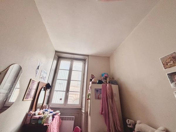 Appartement T2 en résidence sécurisée, face Hôtel de Ville, proche tous commerces et transport.