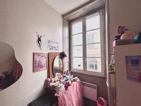 Appartement T2 en résidence sécurisée, face Hôtel de Ville, proche tous commerces et transport.