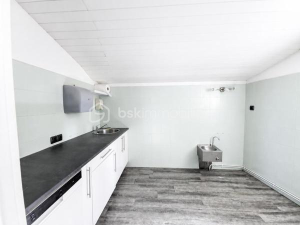 À seulement quelques minutes du centre-ville d'Auch, dans le quartier très recherché du Seilhan, découvrez cette maison d'environ 135 m² habitables offrant 4 chambres, un terrain d'environ 1 000 m² et une remarquable dépendance de 57 m². À proximité immédiate des commerces (Leclerc, Intermarché), des médecins, des écoles et des berges du Gers, elle réunit espace, fonctionnalité et potentiel.
La dépendance de 57 m², équipée d'une fosse mécanique et d'une pièce carrelée avec eau et électricité, constitue un véritable atout pour un artisan, un passionné d'automobile ou toute personne recherchant un vaste espace polyvalent.

Le rez-de-chaussée accueille une cuisine aménagée et équipée, un salon chaleureux sublimé par une magnifique cheminée en travertin, deux salles d'eau, un WC indépendant ainsi qu'un espace bureau ou dressing. À l'étage, accessible également par une entrée indépendante, vous découvrirez quatre chambres, une kitchenette, un WC et une pièce disposant déjà des arrivées d'eau et des évacuations nécessaires à la création d'une salle d'eau. Cette configuration offre de nombreuses possibilités d'aménagement selon vos projets, qu'il s'agisse d'une grande maison familiale, d'un espace indépendant ou d'une activité professionnelle..

Le chauffage est assuré par une chaudière au gaz, complétée par une climatisation réversible au rez-de-chaussée et un système gainable à l'étage, garantissant un confort toute l'année.

À l'extérieur, le terrain d'environ 1 000 m² offre plusieurs espaces distincts : jardin, vaste cour de stationnement, dépendance et différents enclos clôturés pouvant accueillir des petits animaux, être transformés en potager  ou être réaménagés selon vos envies. Depuis l'étage, certaines pièces bénéficient d'une agréable vue sur la cathédrale d'Auch.

Les + qui font la différence :

-  Quartier résidentiel recherché du Seilhan
-  DPE C 
-  Terrain clos et arboré
-  4 chambres
-  Hangar indépendant de 57 m²
-  Fosse mécanique dans le garage + pièce carrelée
-  Grand espace de stationnement
-  Chauffage gaz + climatisation réversible + gainable à l'étage
-  Belle vue dégagée et vue sur la cathédrale depuis certaines pièces de l'étage.
-  Proximité immédiate de Leclerc, Intermarché, des médecins, des écoles et des berges du Gers
-  Fort potentiel pour une famille, un artisan ou une activité nécessitant un grand espace de stockage

Une propriété aux multiples atouts, alliant le charme de l'ancien rénové, des équipements modernes, de généreuses dépendances et un emplacement privilégié dans le quartier du Seilhan. Une visite vous permettra d'en apprécier tout le potentiel.

*** Visite virtuelle sur demande***