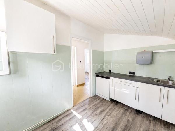 À seulement quelques minutes du centre-ville d'Auch, dans le quartier très recherché du Seilhan, découvrez cette maison d'environ 135 m² habitables offrant 4 chambres, un terrain d'environ 1 000 m² et une remarquable dépendance de 57 m². À proximité immédiate des commerces (Leclerc, Intermarché), des médecins, des écoles et des berges du Gers, elle réunit espace, fonctionnalité et potentiel.
La dépendance de 57 m², équipée d'une fosse mécanique et d'une pièce carrelée avec eau et électricité, constitue un véritable atout pour un artisan, un passionné d'automobile ou toute personne recherchant un vaste espace polyvalent.

Le rez-de-chaussée accueille une cuisine aménagée et équipée, un salon chaleureux sublimé par une magnifique cheminée en travertin, deux salles d'eau, un WC indépendant ainsi qu'un espace bureau ou dressing. À l'étage, accessible également par une entrée indépendante, vous découvrirez quatre chambres, une kitchenette, un WC et une pièce disposant déjà des arrivées d'eau et des évacuations nécessaires à la création d'une salle d'eau. Cette configuration offre de nombreuses possibilités d'aménagement selon vos projets, qu'il s'agisse d'une grande maison familiale, d'un espace indépendant ou d'une activité professionnelle..

Le chauffage est assuré par une chaudière au gaz, complétée par une climatisation réversible au rez-de-chaussée et un système gainable à l'étage, garantissant un confort toute l'année.

À l'extérieur, le terrain d'environ 1 000 m² offre plusieurs espaces distincts : jardin, vaste cour de stationnement, dépendance et différents enclos clôturés pouvant accueillir des petits animaux, être transformés en potager  ou être réaménagés selon vos envies. Depuis l'étage, certaines pièces bénéficient d'une agréable vue sur la cathédrale d'Auch.

Les + qui font la différence :

-  Quartier résidentiel recherché du Seilhan
-  DPE C 
-  Terrain clos et arboré
-  4 chambres
-  Hangar indépendant de 57 m²
-  Fosse mécanique dans le garage + pièce carrelée
-  Grand espace de stationnement
-  Chauffage gaz + climatisation réversible + gainable à l'étage
-  Belle vue dégagée et vue sur la cathédrale depuis certaines pièces de l'étage.
-  Proximité immédiate de Leclerc, Intermarché, des médecins, des écoles et des berges du Gers
-  Fort potentiel pour une famille, un artisan ou une activité nécessitant un grand espace de stockage

Une propriété aux multiples atouts, alliant le charme de l'ancien rénové, des équipements modernes, de généreuses dépendances et un emplacement privilégié dans le quartier du Seilhan. Une visite vous permettra d'en apprécier tout le potentiel.

*** Visite virtuelle sur demande***
