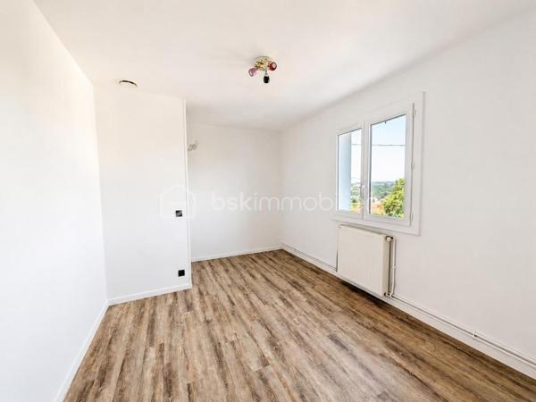 À seulement quelques minutes du centre-ville d'Auch, dans le quartier très recherché du Seilhan, découvrez cette maison d'environ 135 m² habitables offrant 4 chambres, un terrain d'environ 1 000 m² et une remarquable dépendance de 57 m². À proximité immédiate des commerces (Leclerc, Intermarché), des médecins, des écoles et des berges du Gers, elle réunit espace, fonctionnalité et potentiel.
La dépendance de 57 m², équipée d'une fosse mécanique et d'une pièce carrelée avec eau et électricité, constitue un véritable atout pour un artisan, un passionné d'automobile ou toute personne recherchant un vaste espace polyvalent.

Le rez-de-chaussée accueille une cuisine aménagée et équipée, un salon chaleureux sublimé par une magnifique cheminée en travertin, deux salles d'eau, un WC indépendant ainsi qu'un espace bureau ou dressing. À l'étage, accessible également par une entrée indépendante, vous découvrirez quatre chambres, une kitchenette, un WC et une pièce disposant déjà des arrivées d'eau et des évacuations nécessaires à la création d'une salle d'eau. Cette configuration offre de nombreuses possibilités d'aménagement selon vos projets, qu'il s'agisse d'une grande maison familiale, d'un espace indépendant ou d'une activité professionnelle..

Le chauffage est assuré par une chaudière au gaz, complétée par une climatisation réversible au rez-de-chaussée et un système gainable à l'étage, garantissant un confort toute l'année.

À l'extérieur, le terrain d'environ 1 000 m² offre plusieurs espaces distincts : jardin, vaste cour de stationnement, dépendance et différents enclos clôturés pouvant accueillir des petits animaux, être transformés en potager  ou être réaménagés selon vos envies. Depuis l'étage, certaines pièces bénéficient d'une agréable vue sur la cathédrale d'Auch.

Les + qui font la différence :

-  Quartier résidentiel recherché du Seilhan
-  DPE C 
-  Terrain clos et arboré
-  4 chambres
-  Hangar indépendant de 57 m²
-  Fosse mécanique dans le garage + pièce carrelée
-  Grand espace de stationnement
-  Chauffage gaz + climatisation réversible + gainable à l'étage
-  Belle vue dégagée et vue sur la cathédrale depuis certaines pièces de l'étage.
-  Proximité immédiate de Leclerc, Intermarché, des médecins, des écoles et des berges du Gers
-  Fort potentiel pour une famille, un artisan ou une activité nécessitant un grand espace de stockage

Une propriété aux multiples atouts, alliant le charme de l'ancien rénové, des équipements modernes, de généreuses dépendances et un emplacement privilégié dans le quartier du Seilhan. Une visite vous permettra d'en apprécier tout le potentiel.

*** Visite virtuelle sur demande***