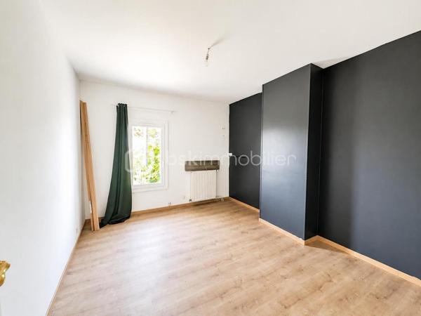 À seulement quelques minutes du centre-ville d'Auch, dans le quartier très recherché du Seilhan, découvrez cette maison d'environ 135 m² habitables offrant 4 chambres, un terrain d'environ 1 000 m² et une remarquable dépendance de 57 m². À proximité immédiate des commerces (Leclerc, Intermarché), des médecins, des écoles et des berges du Gers, elle réunit espace, fonctionnalité et potentiel.
La dépendance de 57 m², équipée d'une fosse mécanique et d'une pièce carrelée avec eau et électricité, constitue un véritable atout pour un artisan, un passionné d'automobile ou toute personne recherchant un vaste espace polyvalent.

Le rez-de-chaussée accueille une cuisine aménagée et équipée, un salon chaleureux sublimé par une magnifique cheminée en travertin, deux salles d'eau, un WC indépendant ainsi qu'un espace bureau ou dressing. À l'étage, accessible également par une entrée indépendante, vous découvrirez quatre chambres, une kitchenette, un WC et une pièce disposant déjà des arrivées d'eau et des évacuations nécessaires à la création d'une salle d'eau. Cette configuration offre de nombreuses possibilités d'aménagement selon vos projets, qu'il s'agisse d'une grande maison familiale, d'un espace indépendant ou d'une activité professionnelle..

Le chauffage est assuré par une chaudière au gaz, complétée par une climatisation réversible au rez-de-chaussée et un système gainable à l'étage, garantissant un confort toute l'année.

À l'extérieur, le terrain d'environ 1 000 m² offre plusieurs espaces distincts : jardin, vaste cour de stationnement, dépendance et différents enclos clôturés pouvant accueillir des petits animaux, être transformés en potager  ou être réaménagés selon vos envies. Depuis l'étage, certaines pièces bénéficient d'une agréable vue sur la cathédrale d'Auch.

Les + qui font la différence :

-  Quartier résidentiel recherché du Seilhan
-  DPE C 
-  Terrain clos et arboré
-  4 chambres
-  Hangar indépendant de 57 m²
-  Fosse mécanique dans le garage + pièce carrelée
-  Grand espace de stationnement
-  Chauffage gaz + climatisation réversible + gainable à l'étage
-  Belle vue dégagée et vue sur la cathédrale depuis certaines pièces de l'étage.
-  Proximité immédiate de Leclerc, Intermarché, des médecins, des écoles et des berges du Gers
-  Fort potentiel pour une famille, un artisan ou une activité nécessitant un grand espace de stockage

Une propriété aux multiples atouts, alliant le charme de l'ancien rénové, des équipements modernes, de généreuses dépendances et un emplacement privilégié dans le quartier du Seilhan. Une visite vous permettra d'en apprécier tout le potentiel.

*** Visite virtuelle sur demande***