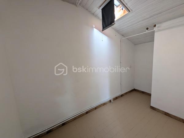 À seulement quelques minutes du centre-ville d'Auch, dans le quartier très recherché du Seilhan, découvrez cette maison d'environ 135 m² habitables offrant 4 chambres, un terrain d'environ 1 000 m² et une remarquable dépendance de 57 m². À proximité immédiate des commerces (Leclerc, Intermarché), des médecins, des écoles et des berges du Gers, elle réunit espace, fonctionnalité et potentiel.
La dépendance de 57 m², équipée d'une fosse mécanique et d'une pièce carrelée avec eau et électricité, constitue un véritable atout pour un artisan, un passionné d'automobile ou toute personne recherchant un vaste espace polyvalent.

Le rez-de-chaussée accueille une cuisine aménagée et équipée, un salon chaleureux sublimé par une magnifique cheminée en travertin, deux salles d'eau, un WC indépendant ainsi qu'un espace bureau ou dressing. À l'étage, accessible également par une entrée indépendante, vous découvrirez quatre chambres, une kitchenette, un WC et une pièce disposant déjà des arrivées d'eau et des évacuations nécessaires à la création d'une salle d'eau. Cette configuration offre de nombreuses possibilités d'aménagement selon vos projets, qu'il s'agisse d'une grande maison familiale, d'un espace indépendant ou d'une activité professionnelle..

Le chauffage est assuré par une chaudière au gaz, complétée par une climatisation réversible au rez-de-chaussée et un système gainable à l'étage, garantissant un confort toute l'année.

À l'extérieur, le terrain d'environ 1 000 m² offre plusieurs espaces distincts : jardin, vaste cour de stationnement, dépendance et différents enclos clôturés pouvant accueillir des petits animaux, être transformés en potager  ou être réaménagés selon vos envies. Depuis l'étage, certaines pièces bénéficient d'une agréable vue sur la cathédrale d'Auch.

Les + qui font la différence :

-  Quartier résidentiel recherché du Seilhan
-  DPE C 
-  Terrain clos et arboré
-  4 chambres
-  Hangar indépendant de 57 m²
-  Fosse mécanique dans le garage + pièce carrelée
-  Grand espace de stationnement
-  Chauffage gaz + climatisation réversible + gainable à l'étage
-  Belle vue dégagée et vue sur la cathédrale depuis certaines pièces de l'étage.
-  Proximité immédiate de Leclerc, Intermarché, des médecins, des écoles et des berges du Gers
-  Fort potentiel pour une famille, un artisan ou une activité nécessitant un grand espace de stockage

Une propriété aux multiples atouts, alliant le charme de l'ancien rénové, des équipements modernes, de généreuses dépendances et un emplacement privilégié dans le quartier du Seilhan. Une visite vous permettra d'en apprécier tout le potentiel.

*** Visite virtuelle sur demande***