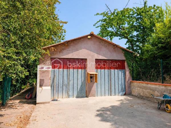 À seulement quelques minutes du centre-ville d'Auch, dans le quartier très recherché du Seilhan, découvrez cette maison d'environ 135 m² habitables offrant 4 chambres, un terrain d'environ 1 000 m² et une remarquable dépendance de 57 m². À proximité immédiate des commerces (Leclerc, Intermarché), des médecins, des écoles et des berges du Gers, elle réunit espace, fonctionnalité et potentiel.
La dépendance de 57 m², équipée d'une fosse mécanique et d'une pièce carrelée avec eau et électricité, constitue un véritable atout pour un artisan, un passionné d'automobile ou toute personne recherchant un vaste espace polyvalent.

Le rez-de-chaussée accueille une cuisine aménagée et équipée, un salon chaleureux sublimé par une magnifique cheminée en travertin, deux salles d'eau, un WC indépendant ainsi qu'un espace bureau ou dressing. À l'étage, accessible également par une entrée indépendante, vous découvrirez quatre chambres, une kitchenette, un WC et une pièce disposant déjà des arrivées d'eau et des évacuations nécessaires à la création d'une salle d'eau. Cette configuration offre de nombreuses possibilités d'aménagement selon vos projets, qu'il s'agisse d'une grande maison familiale, d'un espace indépendant ou d'une activité professionnelle..

Le chauffage est assuré par une chaudière au gaz, complétée par une climatisation réversible au rez-de-chaussée et un système gainable à l'étage, garantissant un confort toute l'année.

À l'extérieur, le terrain d'environ 1 000 m² offre plusieurs espaces distincts : jardin, vaste cour de stationnement, dépendance et différents enclos clôturés pouvant accueillir des petits animaux, être transformés en potager  ou être réaménagés selon vos envies. Depuis l'étage, certaines pièces bénéficient d'une agréable vue sur la cathédrale d'Auch.

Les + qui font la différence :

-  Quartier résidentiel recherché du Seilhan
-  DPE C 
-  Terrain clos et arboré
-  4 chambres
-  Hangar indépendant de 57 m²
-  Fosse mécanique dans le garage + pièce carrelée
-  Grand espace de stationnement
-  Chauffage gaz + climatisation réversible + gainable à l'étage
-  Belle vue dégagée et vue sur la cathédrale depuis certaines pièces de l'étage.
-  Proximité immédiate de Leclerc, Intermarché, des médecins, des écoles et des berges du Gers
-  Fort potentiel pour une famille, un artisan ou une activité nécessitant un grand espace de stockage

Une propriété aux multiples atouts, alliant le charme de l'ancien rénové, des équipements modernes, de généreuses dépendances et un emplacement privilégié dans le quartier du Seilhan. Une visite vous permettra d'en apprécier tout le potentiel.

*** Visite virtuelle sur demande***