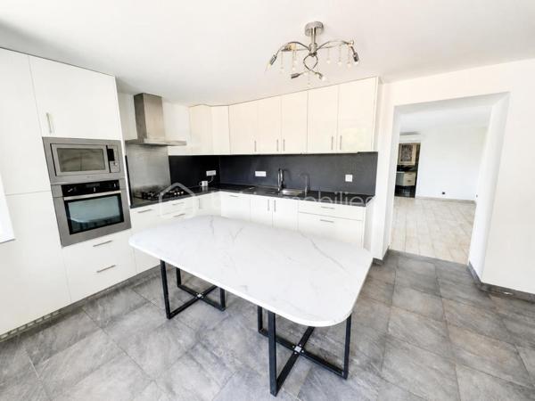 À seulement quelques minutes du centre-ville d'Auch, dans le quartier très recherché du Seilhan, découvrez cette maison d'environ 135 m² habitables offrant 4 chambres, un terrain d'environ 1 000 m² et une remarquable dépendance de 57 m². À proximité immédiate des commerces (Leclerc, Intermarché), des médecins, des écoles et des berges du Gers, elle réunit espace, fonctionnalité et potentiel.
La dépendance de 57 m², équipée d'une fosse mécanique et d'une pièce carrelée avec eau et électricité, constitue un véritable atout pour un artisan, un passionné d'automobile ou toute personne recherchant un vaste espace polyvalent.

Le rez-de-chaussée accueille une cuisine aménagée et équipée, un salon chaleureux sublimé par une magnifique cheminée en travertin, deux salles d'eau, un WC indépendant ainsi qu'un espace bureau ou dressing. À l'étage, accessible également par une entrée indépendante, vous découvrirez quatre chambres, une kitchenette, un WC et une pièce disposant déjà des arrivées d'eau et des évacuations nécessaires à la création d'une salle d'eau. Cette configuration offre de nombreuses possibilités d'aménagement selon vos projets, qu'il s'agisse d'une grande maison familiale, d'un espace indépendant ou d'une activité professionnelle..

Le chauffage est assuré par une chaudière au gaz, complétée par une climatisation réversible au rez-de-chaussée et un système gainable à l'étage, garantissant un confort toute l'année.

À l'extérieur, le terrain d'environ 1 000 m² offre plusieurs espaces distincts : jardin, vaste cour de stationnement, dépendance et différents enclos clôturés pouvant accueillir des petits animaux, être transformés en potager  ou être réaménagés selon vos envies. Depuis l'étage, certaines pièces bénéficient d'une agréable vue sur la cathédrale d'Auch.

Les + qui font la différence :

-  Quartier résidentiel recherché du Seilhan
-  DPE C 
-  Terrain clos et arboré
-  4 chambres
-  Hangar indépendant de 57 m²
-  Fosse mécanique dans le garage + pièce carrelée
-  Grand espace de stationnement
-  Chauffage gaz + climatisation réversible + gainable à l'étage
-  Belle vue dégagée et vue sur la cathédrale depuis certaines pièces de l'étage.
-  Proximité immédiate de Leclerc, Intermarché, des médecins, des écoles et des berges du Gers
-  Fort potentiel pour une famille, un artisan ou une activité nécessitant un grand espace de stockage

Une propriété aux multiples atouts, alliant le charme de l'ancien rénové, des équipements modernes, de généreuses dépendances et un emplacement privilégié dans le quartier du Seilhan. Une visite vous permettra d'en apprécier tout le potentiel.

*** Visite virtuelle sur demande***
