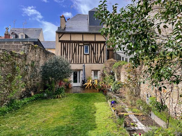 A Vendre, Maison, 7 pièces, 4 chambres, 143m2 habitable, 160m2 au sol, Coeur de Doutre, Angers, Grenier aménageable, Dépendance, Jardin