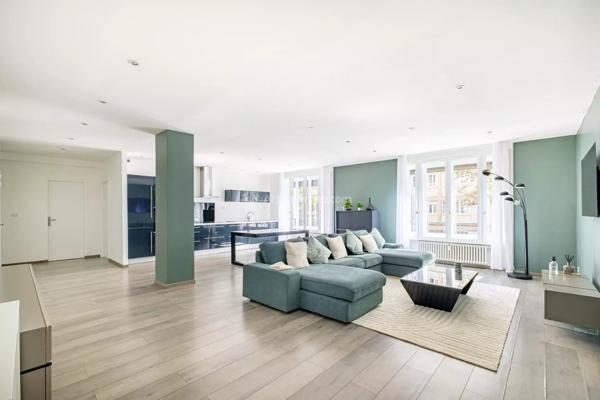 Vente                                                      Appartement
                        
                     4 pièces                      112 m2                     à Lyon 6
