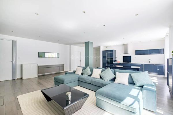 Vente                                                      Appartement
                        
                     4 pièces                      112 m2                     à Lyon 6