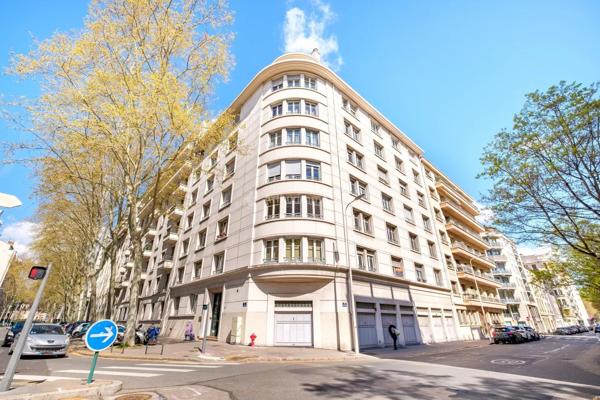 Vente                                                      Appartement
                        
                     4 pièces                      112 m2                     à Lyon 6