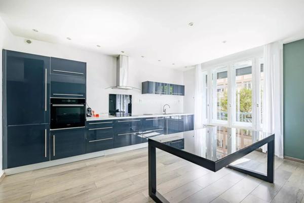Vente                                                      Appartement
                        
                     4 pièces                      112 m2                     à Lyon 6