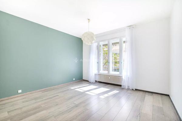 Vente                                                      Appartement
                        
                     4 pièces                      112 m2                     à Lyon 6