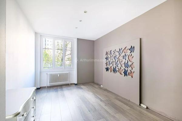 Vente                                                      Appartement
                        
                     4 pièces                      112 m2                     à Lyon 6