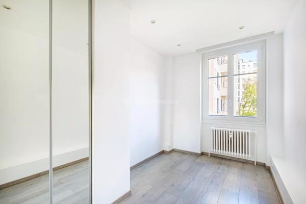 Vente                                                      Appartement
                        
                     4 pièces                      112 m2                     à Lyon 6