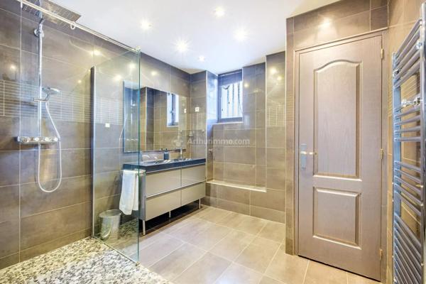 Vente                                                      Appartement
                        
                     4 pièces                      112 m2                     à Lyon 6
