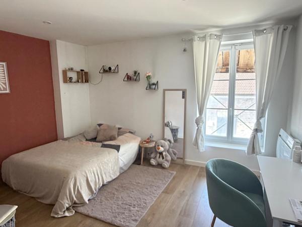 LOFT CONTEMPORAIN,  160m2, 4 CHAMBRES - TERRASSE, JARDIN AVEC PISCINE ET GARAGE