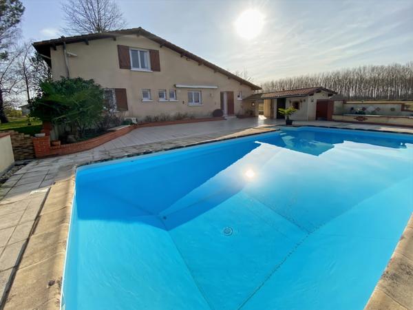 Dpt Landes (40), à vendre AIRE SUR L'ADOUR Maison landaise T5 de 130 m² habitables + 2 garages + terrasses et grande piscine sur 5209 m² de terrain, au calme