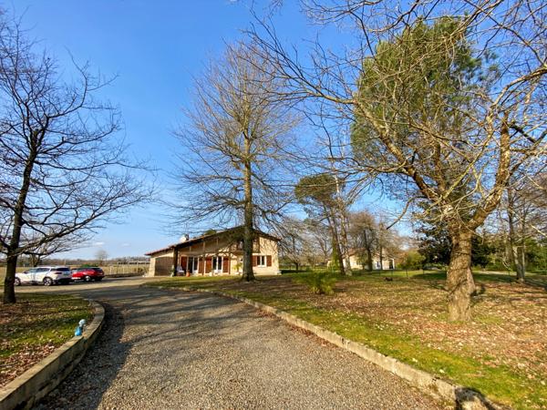 Dpt Landes (40), à vendre AIRE SUR L'ADOUR Maison landaise T5 de 130 m² habitables + 2 garages + terrasses et grande piscine sur 5209 m² de terrain, au calme