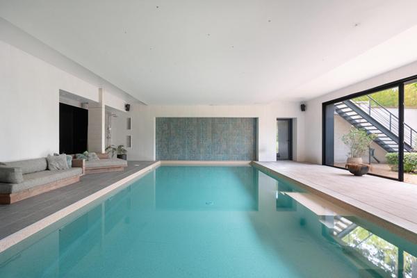 Villa proche centre ville avec jardin et piscine intérieure