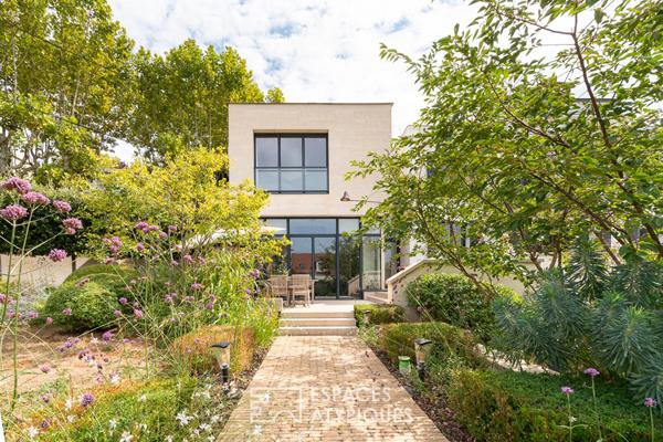 Villa proche centre ville avec jardin et piscine intérieure