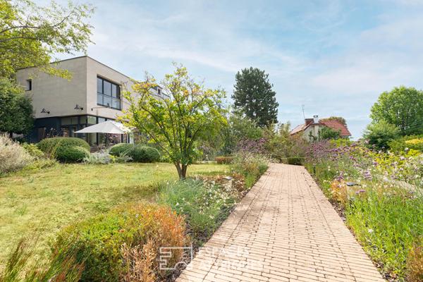 Villa proche centre ville avec jardin et piscine intérieure