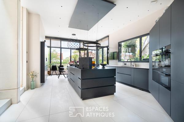 Villa proche centre ville avec jardin et piscine intérieure