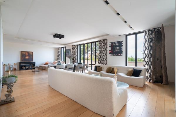 Villa proche centre ville avec jardin et piscine intérieure