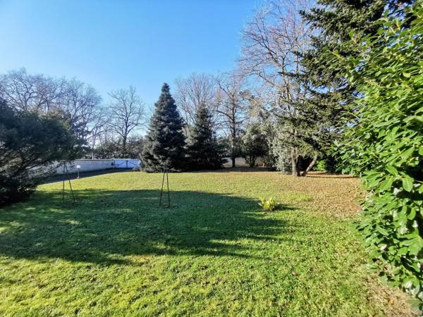 Dans secteur calme, sur beau parc arboré propriété avec belles prestations